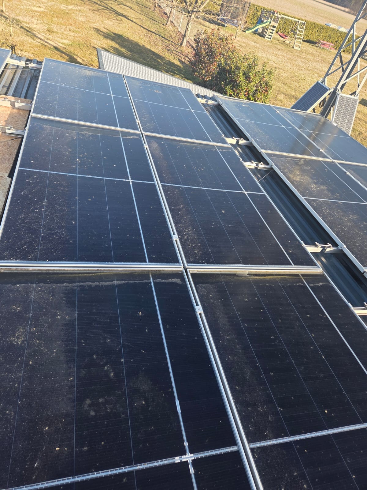 Verschmutzte Solarmodule vor der Reinigung