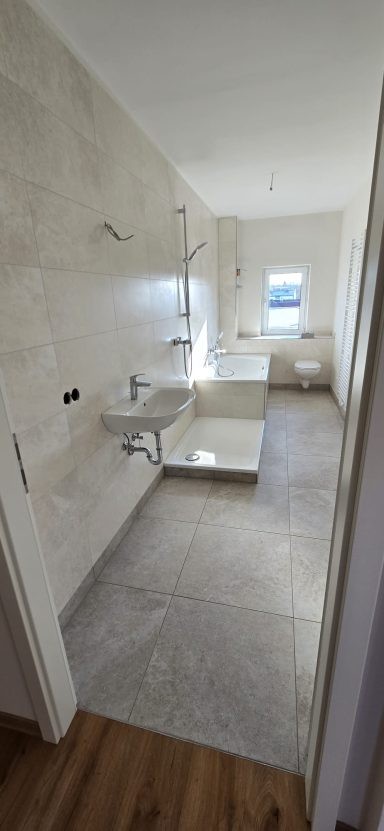 Makellos gereinigtes Badezimmer nach der Baureinigung
