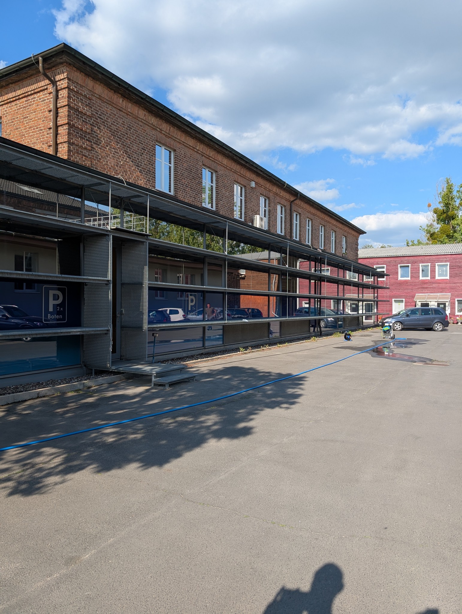 Großes Gewerbegebäude mit gereinigter Fassade