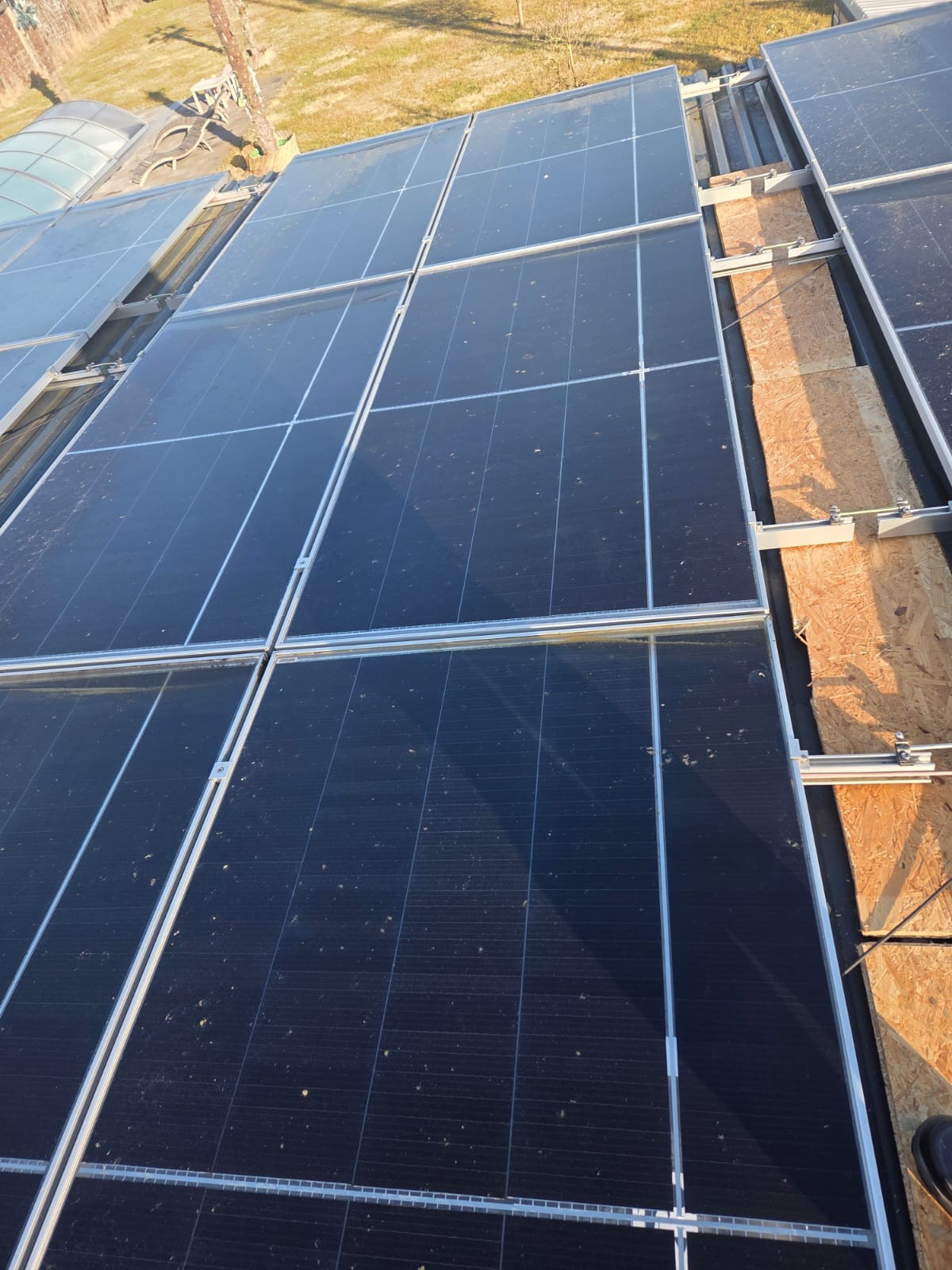 Solaranlage während des Reinigungsvorgangs